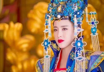 公元983年，蜀地成都的一户人家把十五岁的女儿刘娥嫁给了一个锻银为生的工匠。谁也