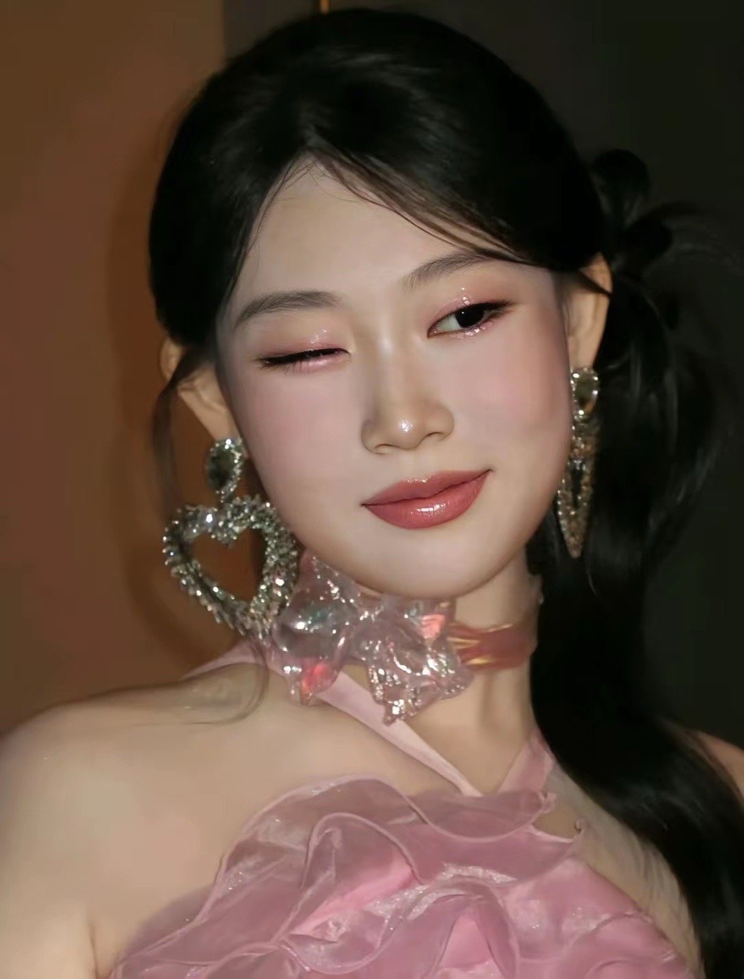 沈佳润请业内顶级化妆师王亚飞做的妆造，一次差不多两万，大家看看这钱花得值吗？