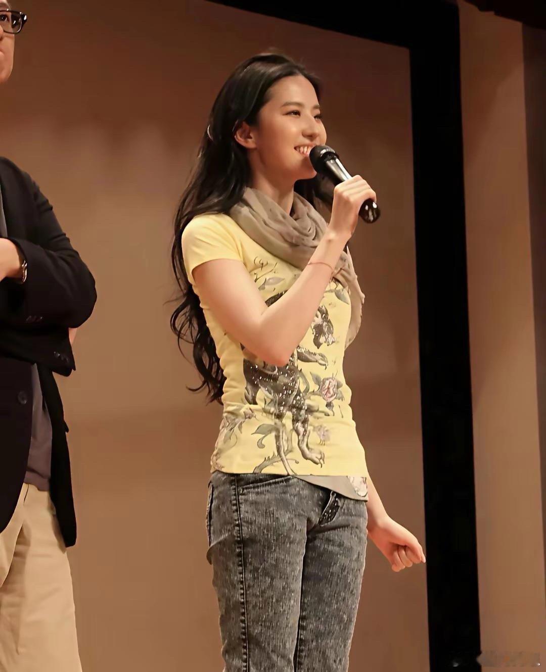 刘亦菲的雪花裤适配度拉满，随性又好看，真的太会穿了