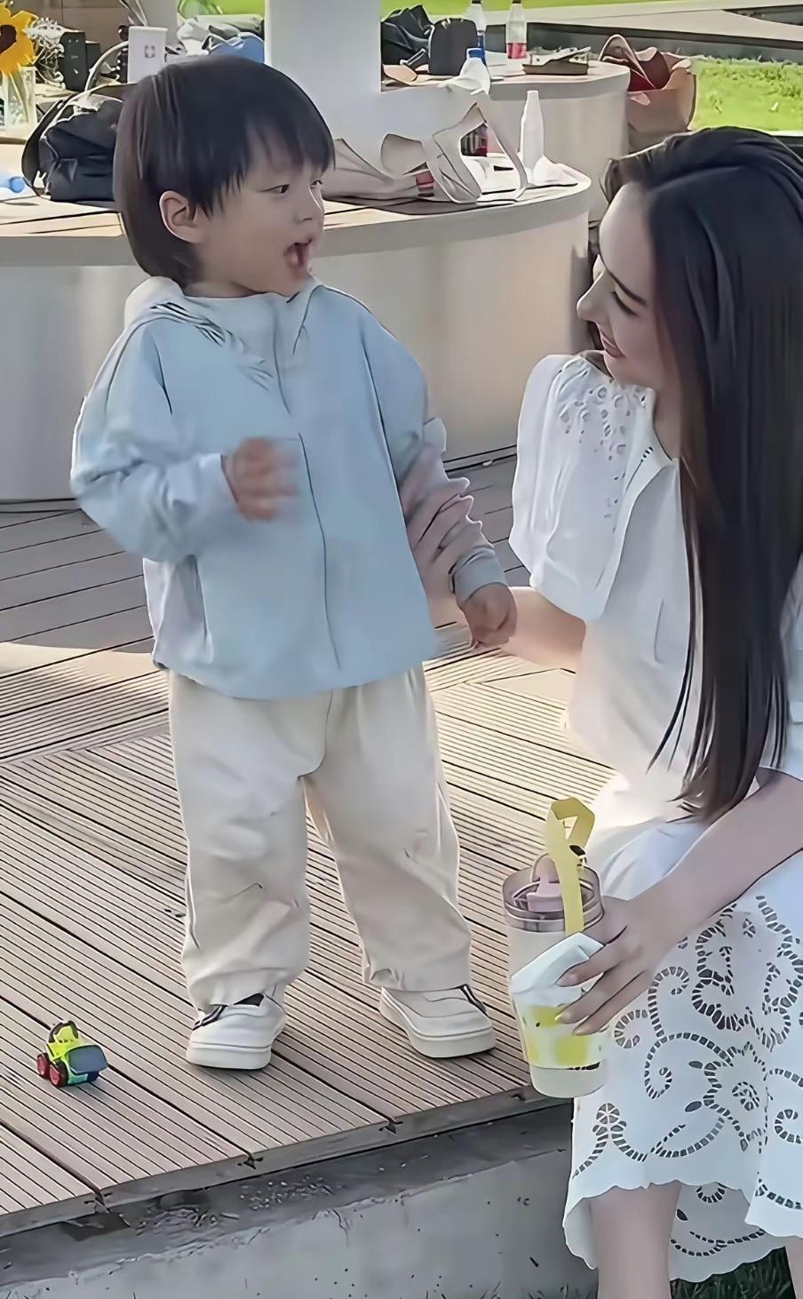 不得不说郭碧婷是真漂亮，向太选儿媳眼光可以，基因这块稳了。​​​