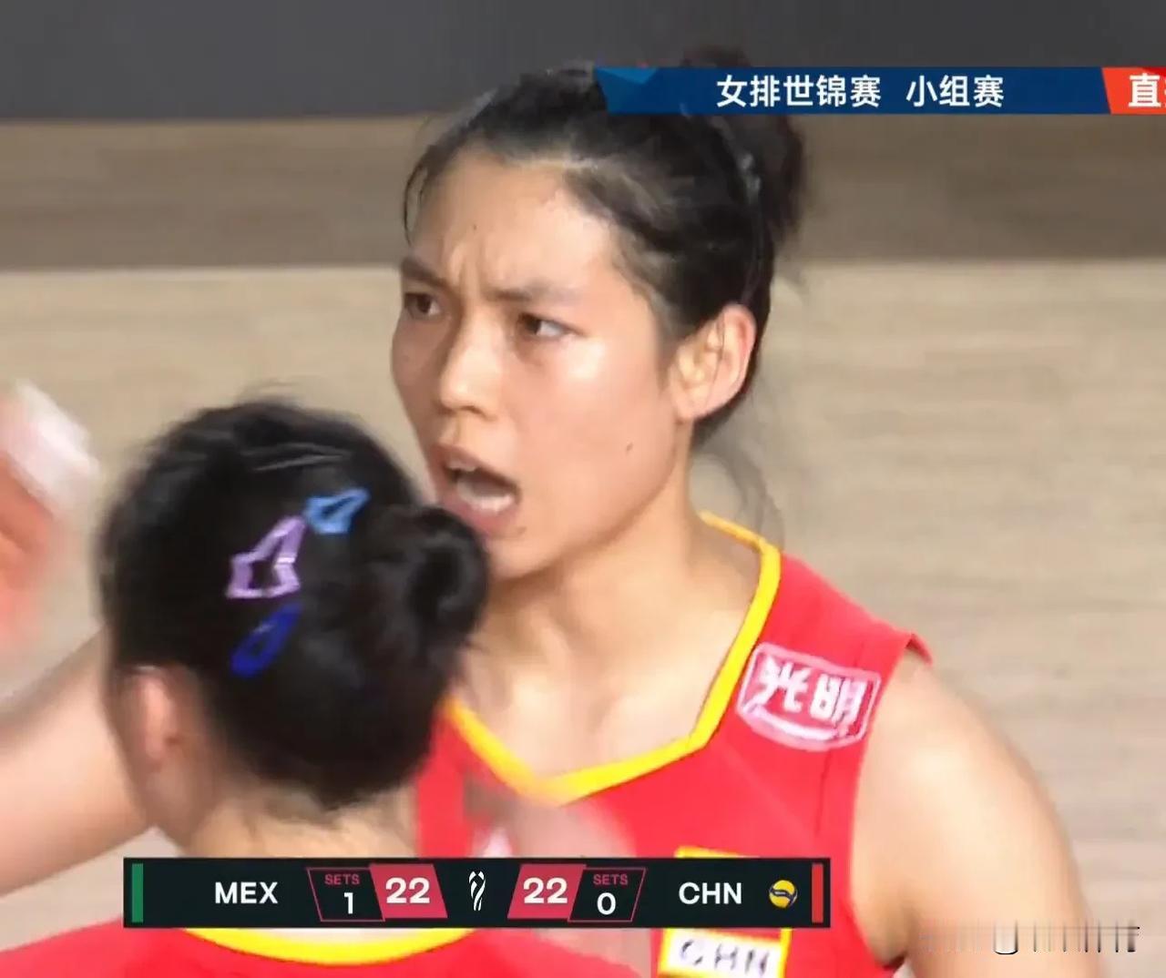 【中国女排26-24艰难拿下第二局，庄宇珊两局夺15分】中国对墨西哥的第二局比