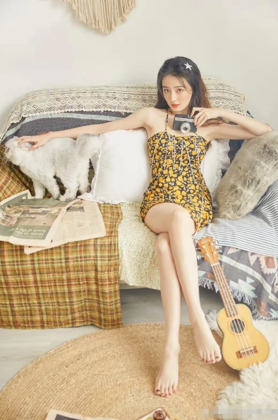 徐璐，166cm，完美脚型，特别是那脚指甲的颜色，把脚衬托的太白了吧！