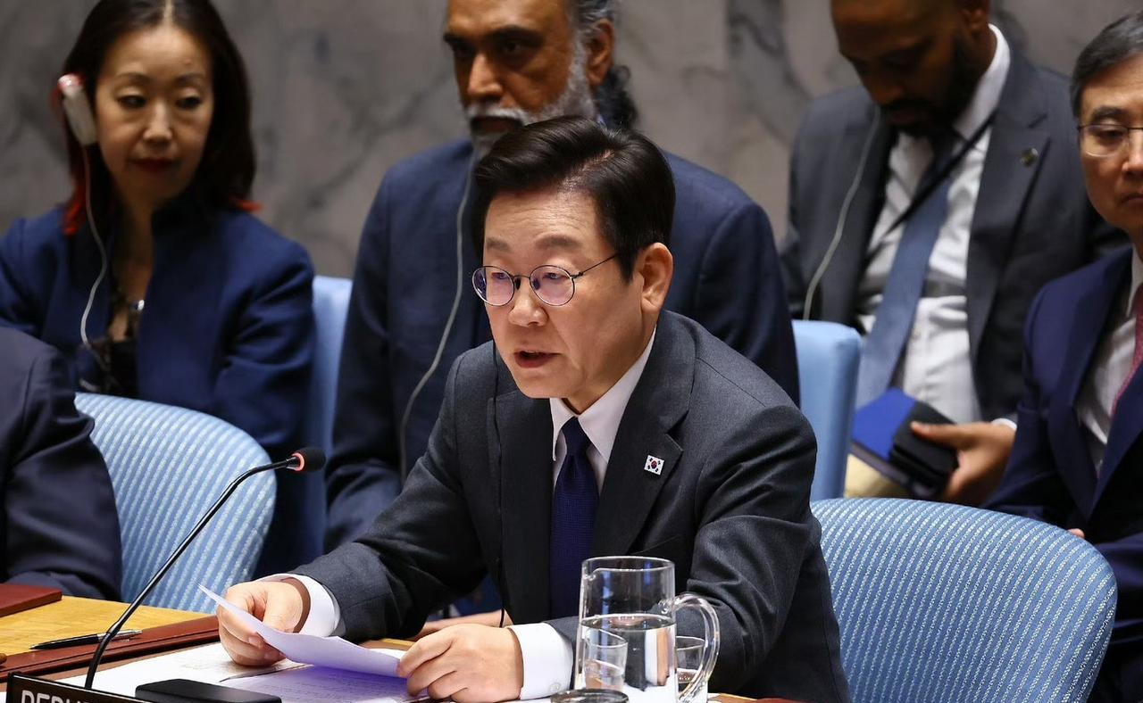 太尴尬了！继法国总统、土耳其总靠边站之后，韩国总统李在明被曝也因特朗普车队被困在