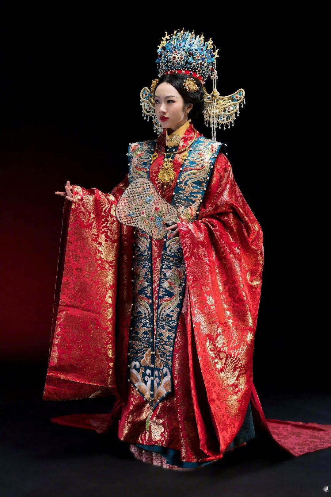 吴尊晒NeiNei穿婚服这一套真的很重工，看得出来是很用心的。​​​