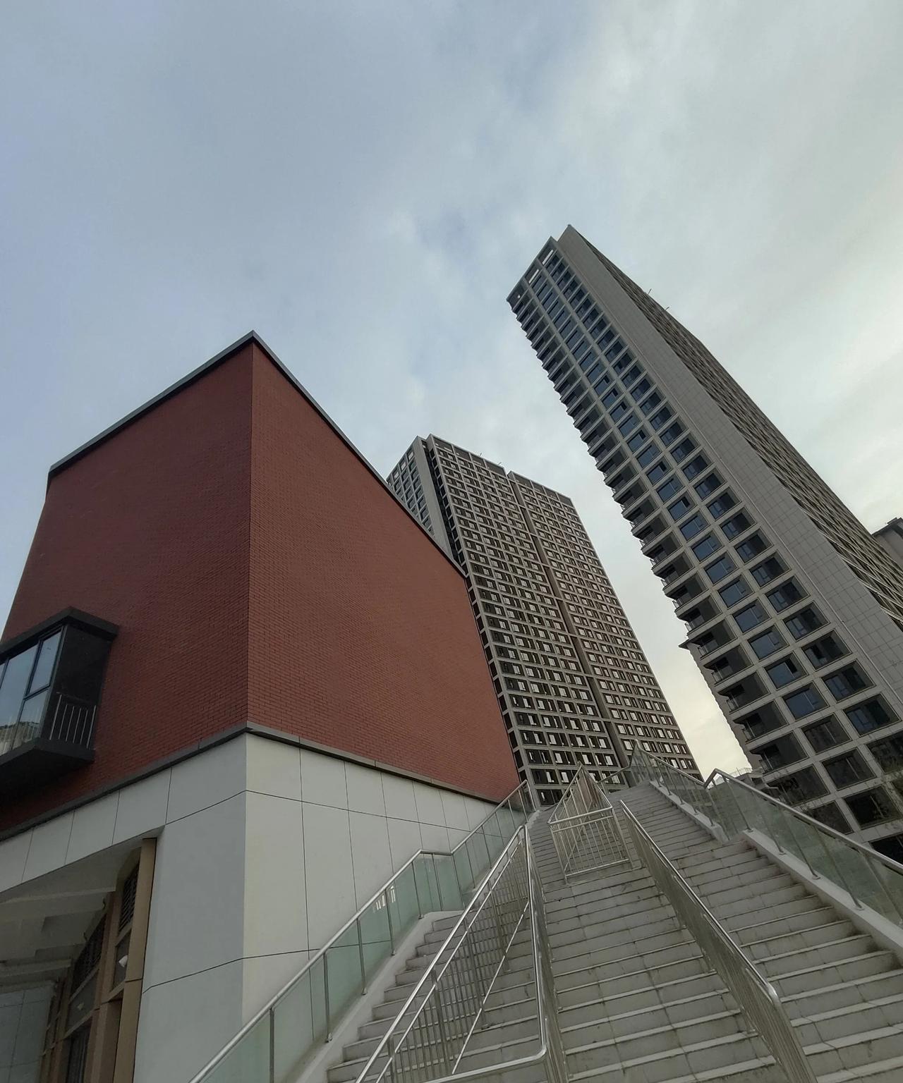 西安改造最成功的公园由于两边都是居民区，而且还配套了专用健身区，无论是早晨还是