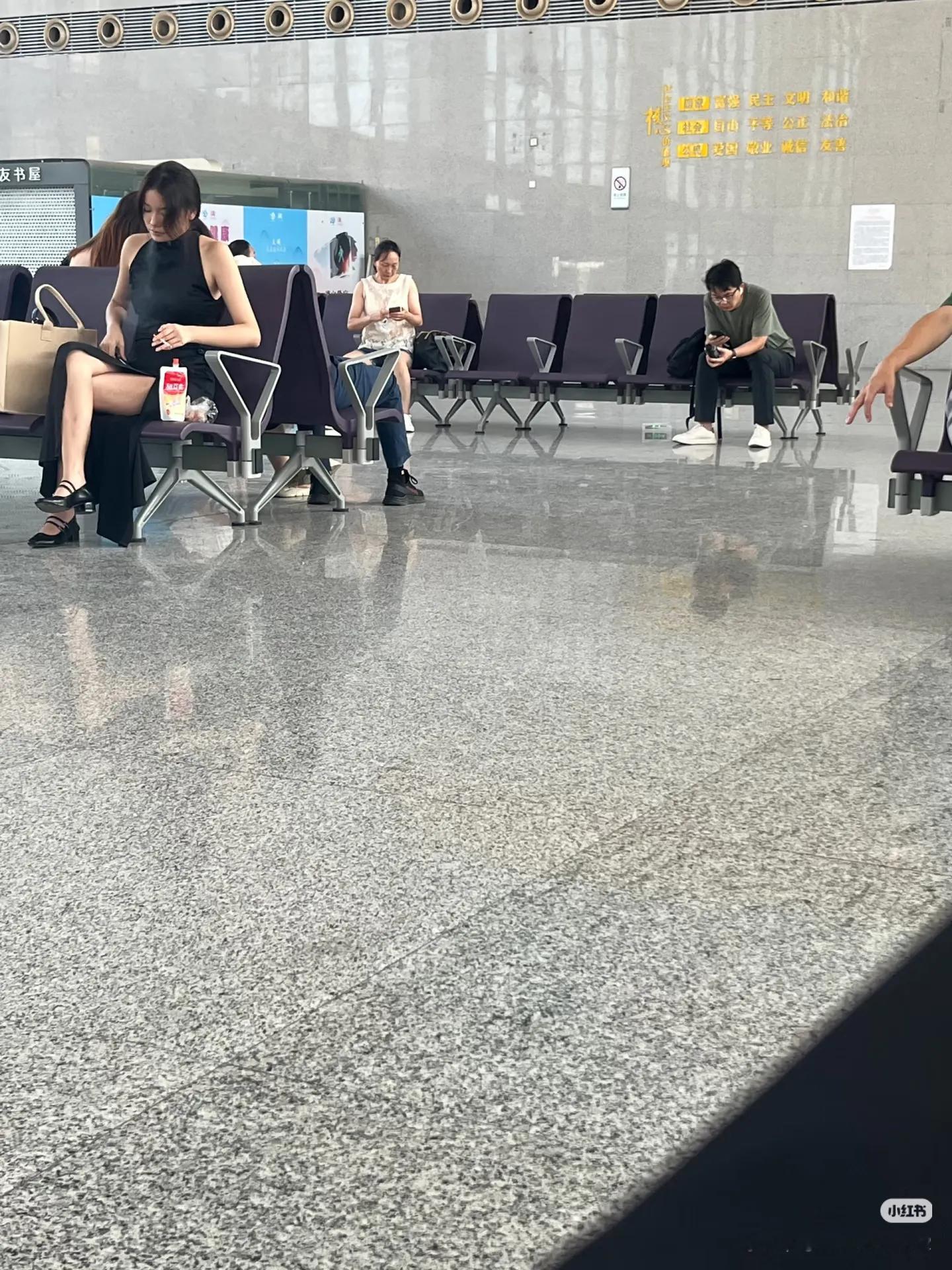 上海高铁站看到的大美女，气质真的太出众了，颜值也太高了吧，真的穿衣打扮...