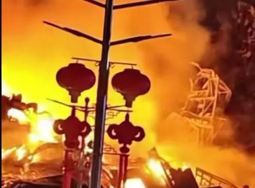 山西文水县凤城镇一栋4层村民自建钢结构房起火，租户一家三口在大火中不幸遇难。6