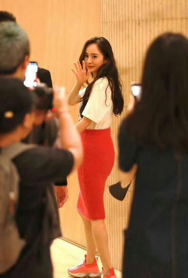 总感觉杨幂的腰臀有点假​​​