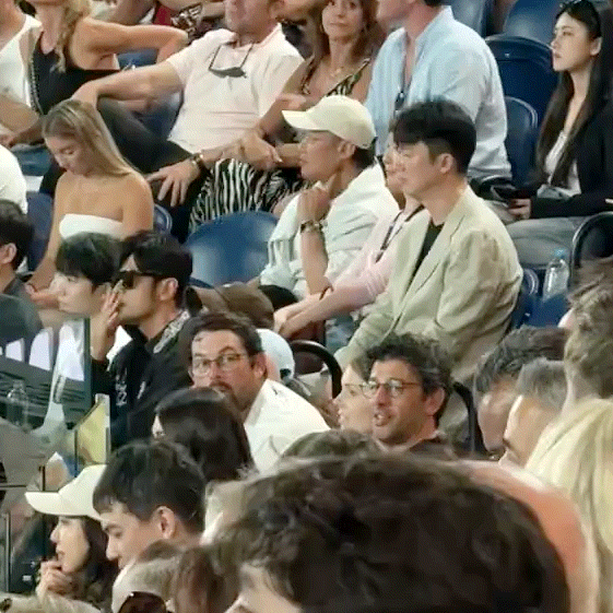 从后脑勺都能看出正襟危坐🤣🤣🤣以及，乖乖喝水