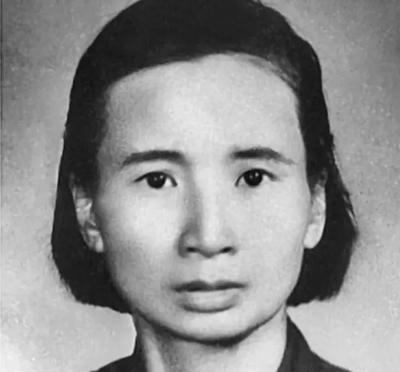 1932年，地下党钱瑛撤退时不幸被捕。她为了不暴露身份，借口肚子疼要去上厕所，趁