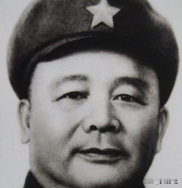 六九年九大开会时，毛主席看见徐海东坐在角落，便悄悄给周总理递了个眼神。这个