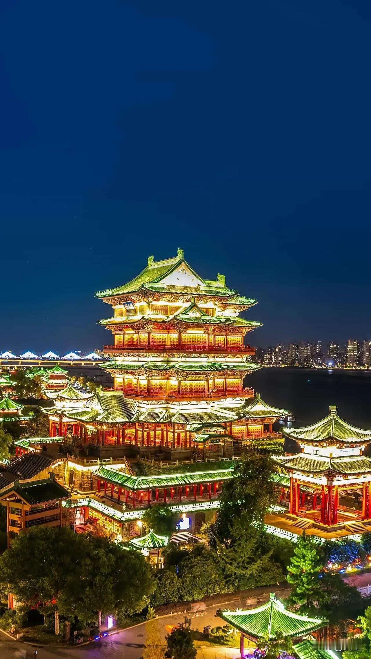 上联:淡月疏钟楼台静下联:清霜空廊草木幽横批:秋意阑珊