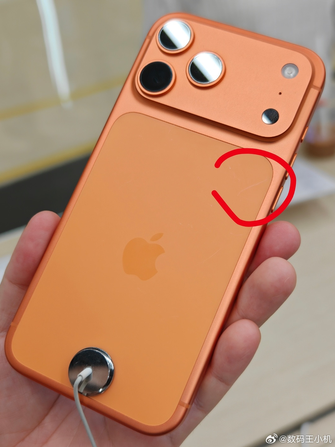苹果回应iPhone17Pro划痕虽然官方解释店里的展示机容易被磁吸充电器刮花，