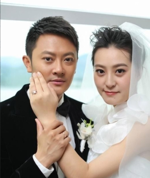 2015年，印小天花了400万元娶的老婆哈琳娜。直到孩子出生后，才发现自己的老婆