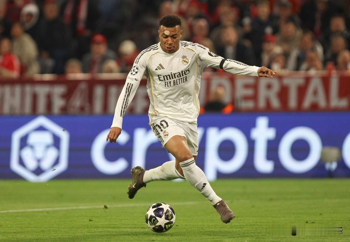 不是梅西，不是C罗，欧冠首位单赛季客场进球上双球员是他！欧冠又破纪录了！不