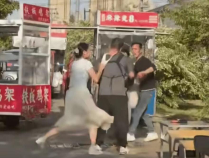 脱内裤的女人也是火了，直接把内裤脱了，套在对方头上！2026年5月13