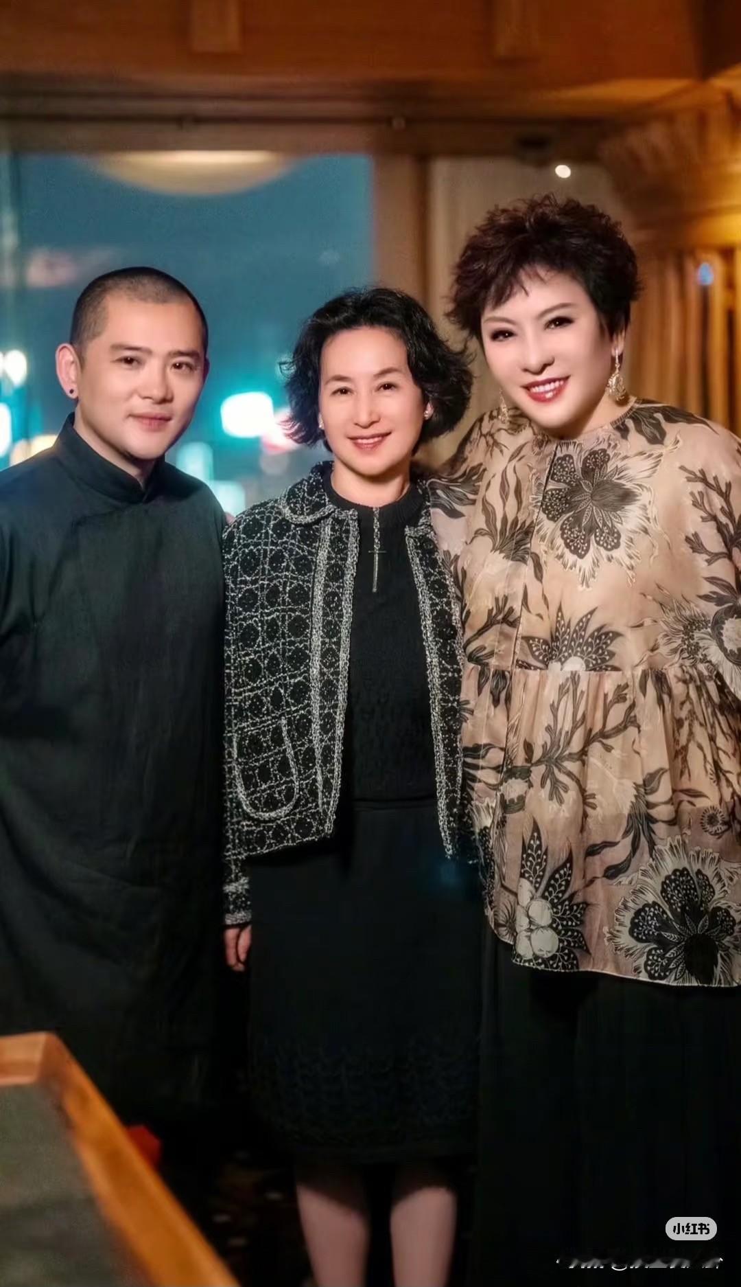 向太这次牛皮是真的吹大了她说何超琼为了向佐赌债乌龙事件为他道歉。她在视频里说