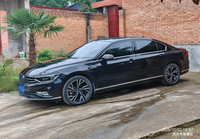 迈腾330豪华3年半，洗干净的迈腾显得又黑又亮，已经行驶七万八千公里，稳定可靠