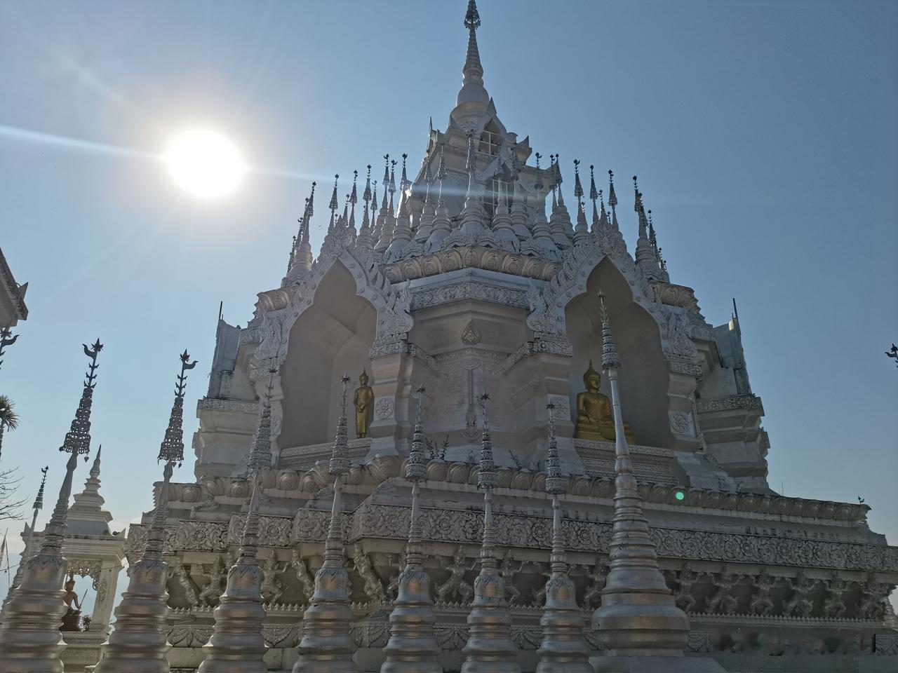 自驾西双版纳，专程打卡了般若寺的银塔，真的被惊艳到了！从景洪市区开车过去不远，路