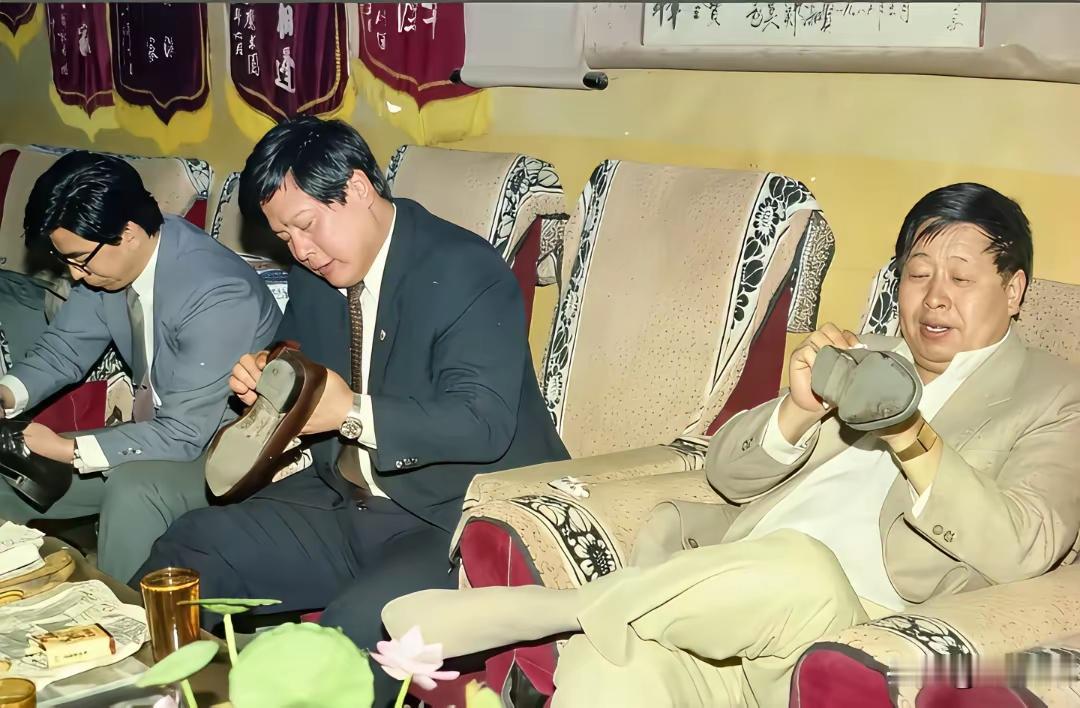王铎：这是马季、赵炎和笑林候场，结果他们三个人都成了“修靯匠”。