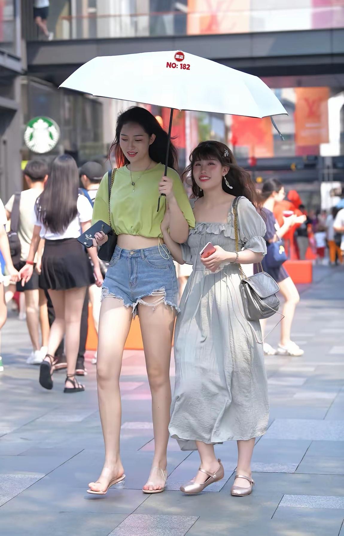 惊艳！一对姐妹花好漂亮啊某地街头，走来一对姐妹花。那位高个子美女，面容姣好，