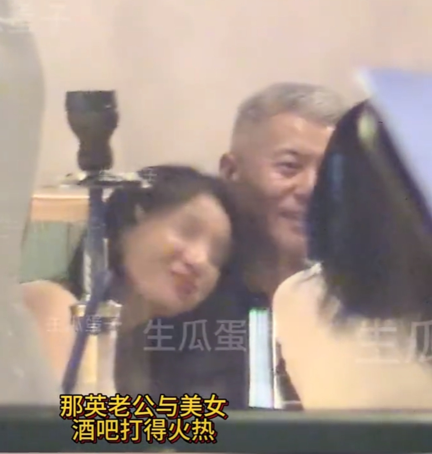 天塌了，网友爆料国民级女星那英老公孟桐出轨！网友拍到那英老公和年轻美女，一起靠近