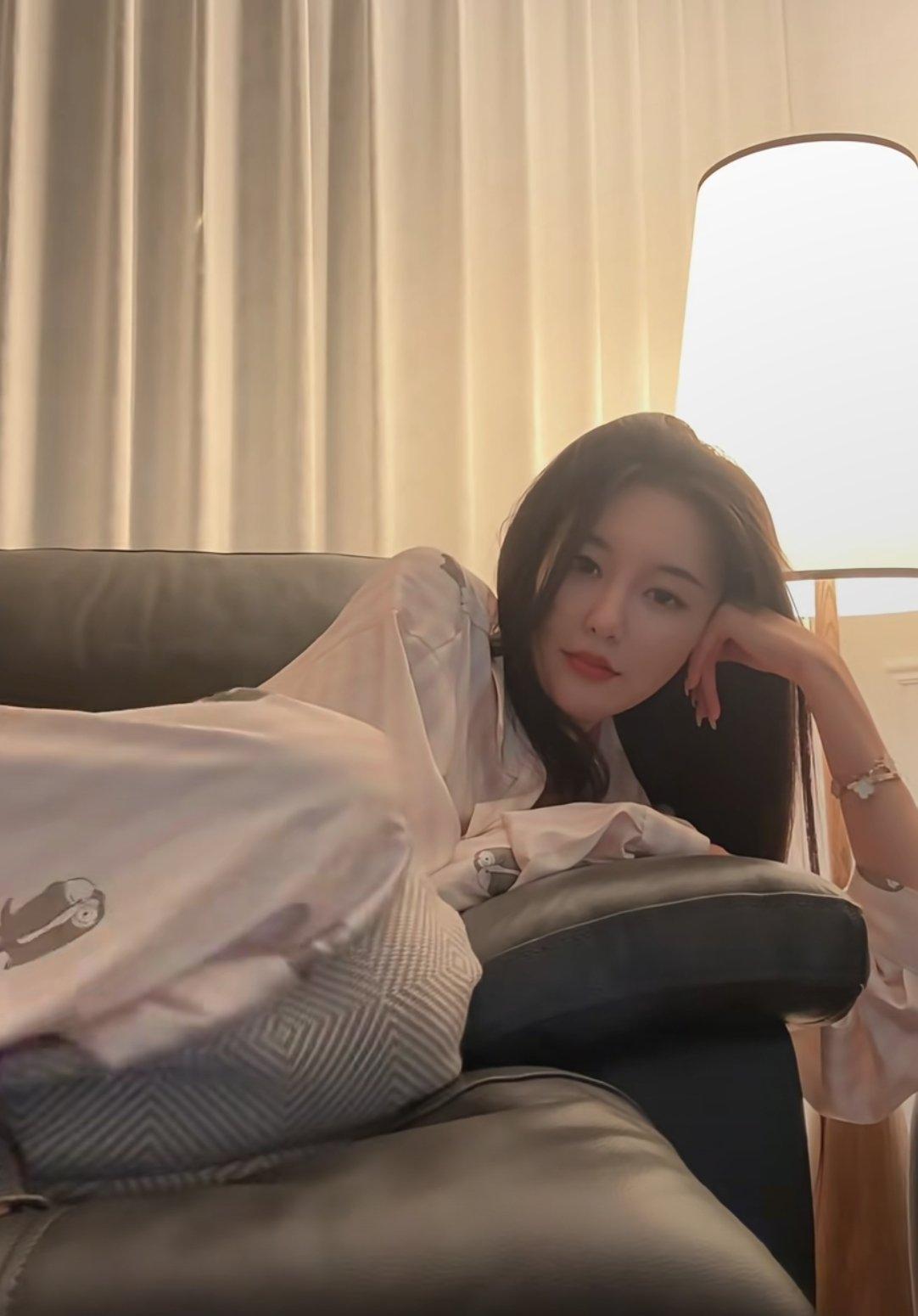 女生找一个年龄比较大的老公，无非是图这几点；稳定，会照顾人，成熟稳重，但