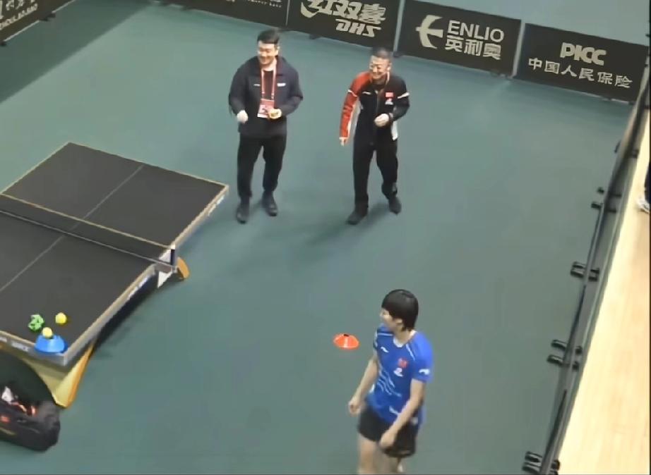 成都混合团体世界杯后台趣事一则！国乒教练和队员等待工作安排的途中，王曼昱选择与自