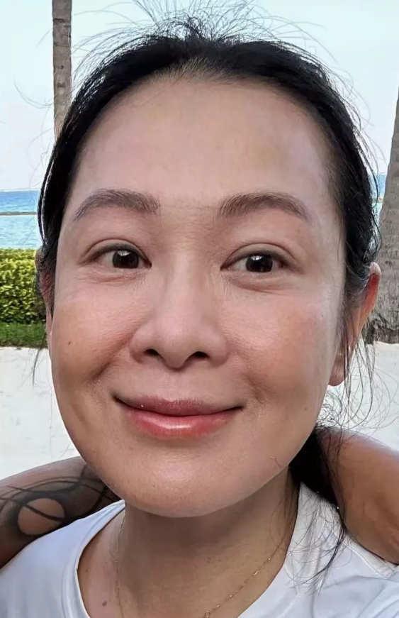 刘若英的胆子也太大了吧，不化妆，不带帽子，全素颜，怼脸拍，毛孔粗大，肤质暗黄，