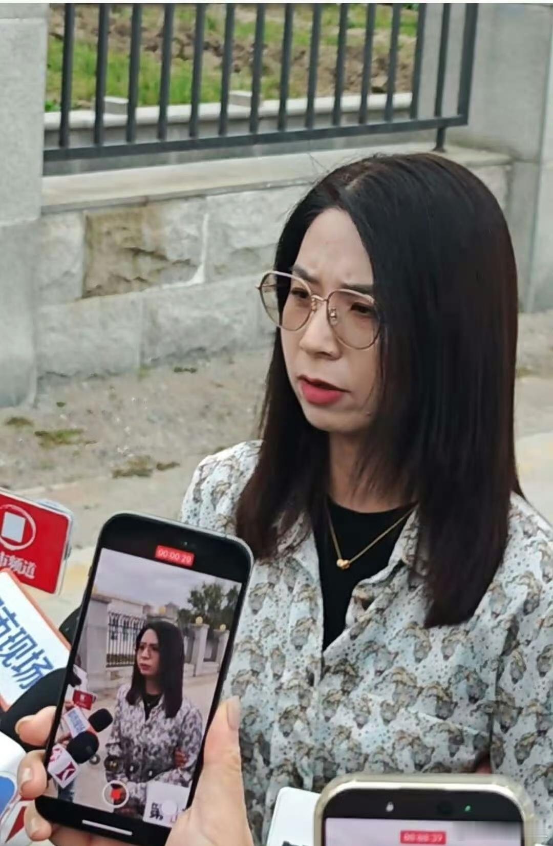 崔丽丽穿被性侵时衣服出庭她真的好勇敢啊，敢于捍卫自己的尊严和权利敢于发声，支持维