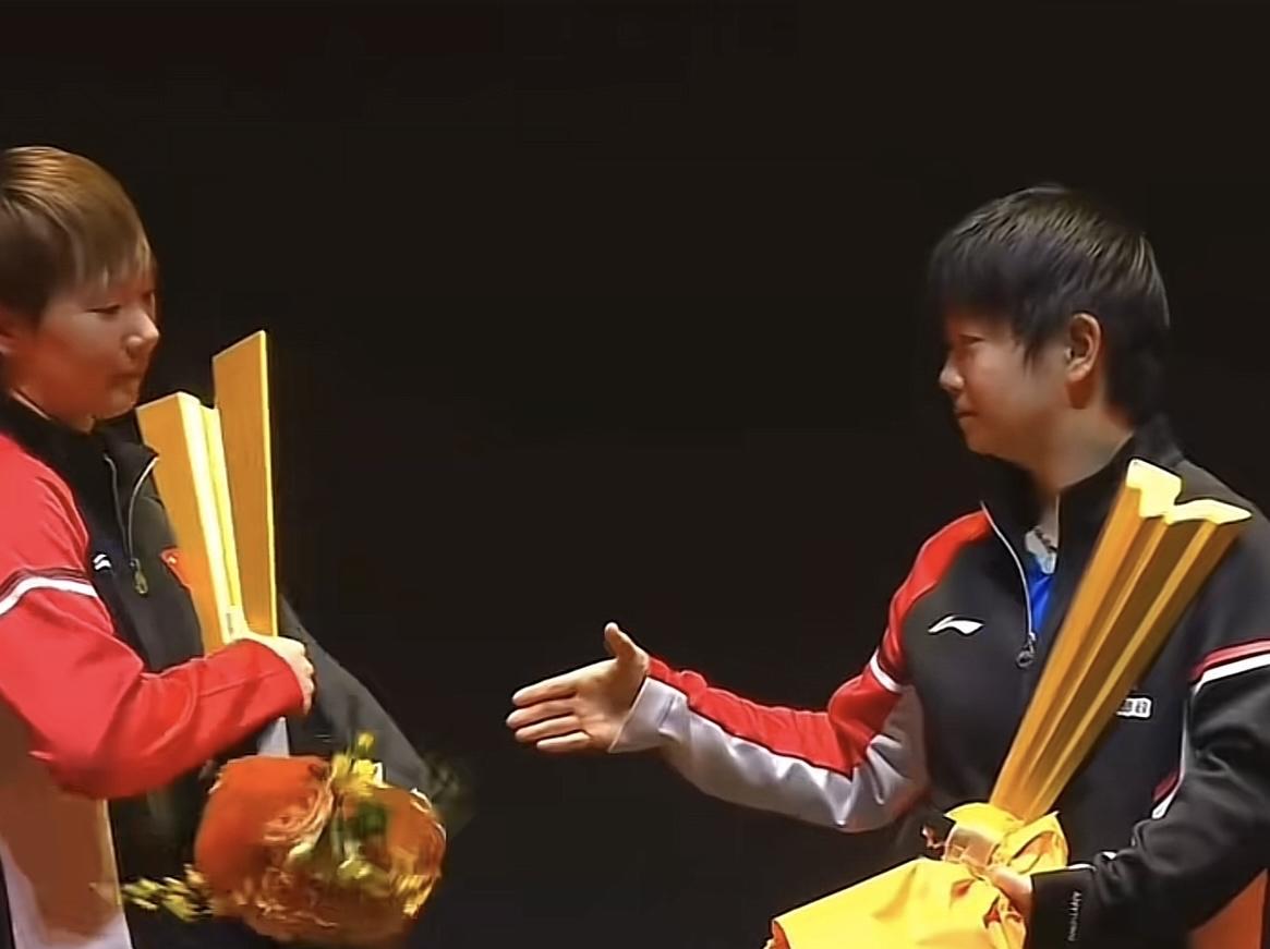 这个画面太美好了，历史会永远定格在这一刻，以后也一定成为国乒经典时刻。莎莎跟王曼