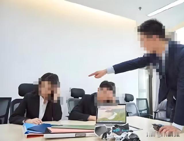 这个男的在单位当众侮辱女同事，先是骂人家，你太骚了！随后又跑进走廊重复辱骂，接
