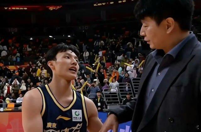 提到徐杰，邱彪指导表示很无奈。广东6分险胜山东，在赛后新闻发布会上邱彪指导对徐杰