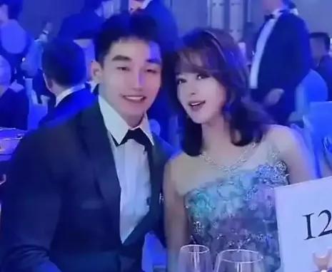 看到这个，我好像又...“相信爱情”了！最近全网都在刷56岁女总裁和26岁小