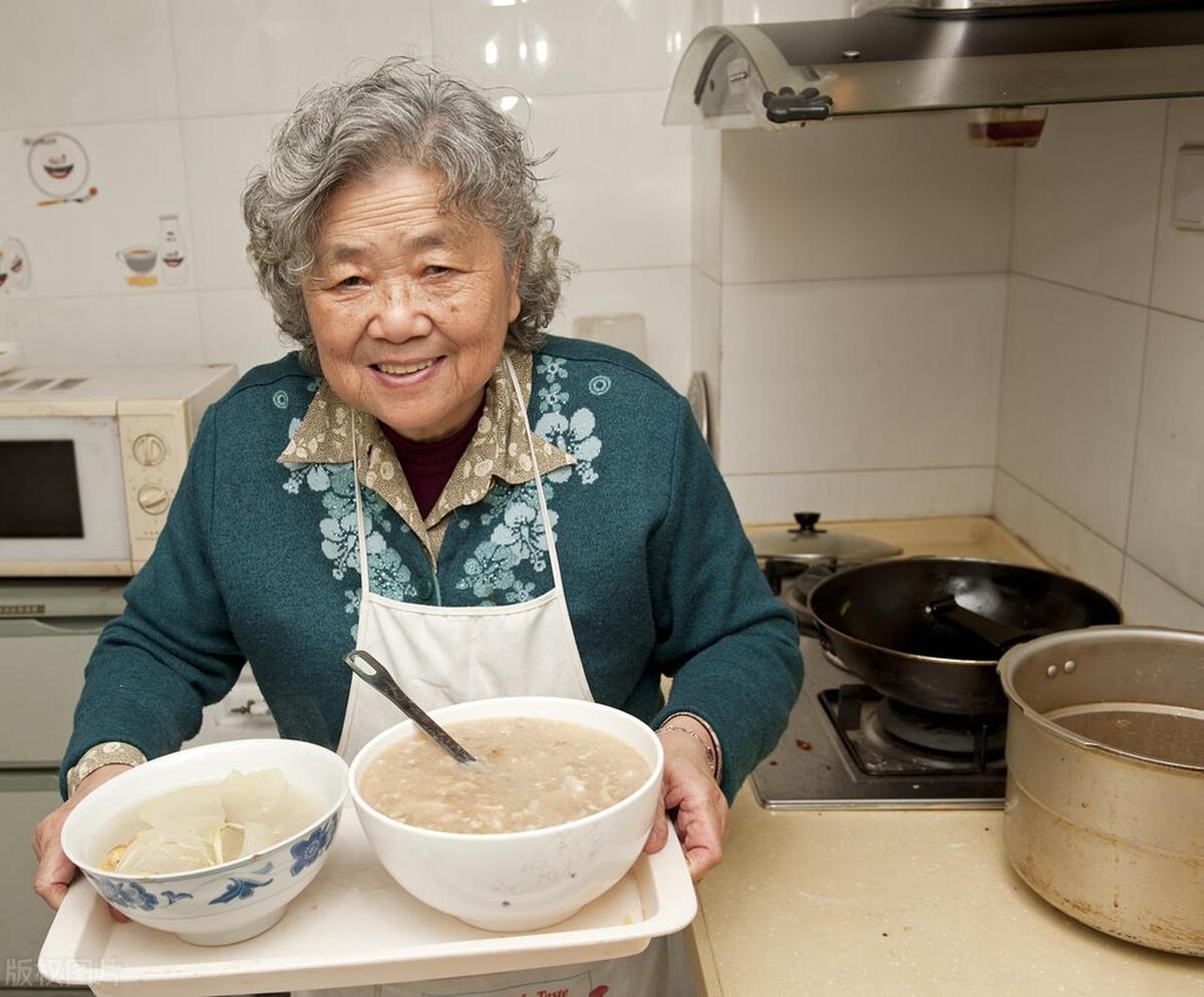 我朋友结婚一年多，才知道天天帮她洗衣做饭带孩子的婆婆，原来不是她亲婆婆，是她老公