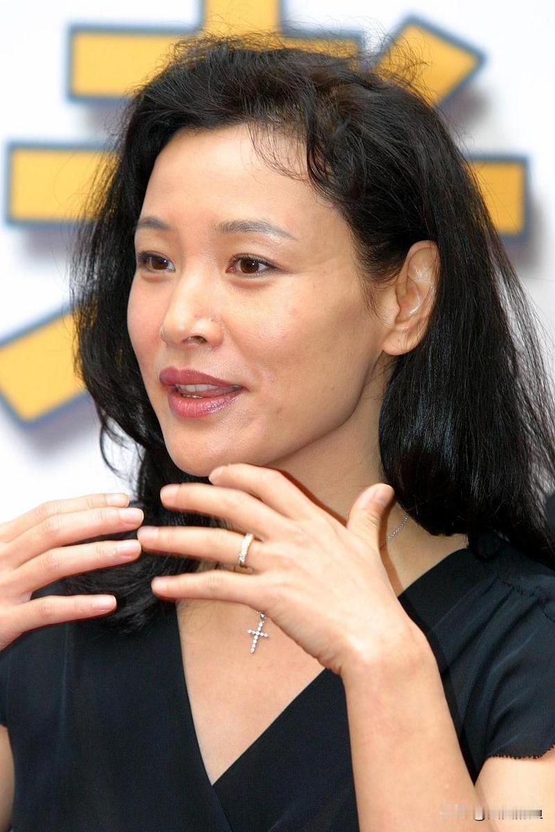 不出意外，陈冲又要“火”了。最近，无数网友都在追问同一个问题：当年她从广西领养的