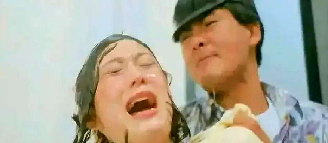 1987年电影杀青宴，周润发当着满屋子人的面，顺手把吃剩的蛋糕直接拍在利智脸上。前几天拍戏才刚被真踹