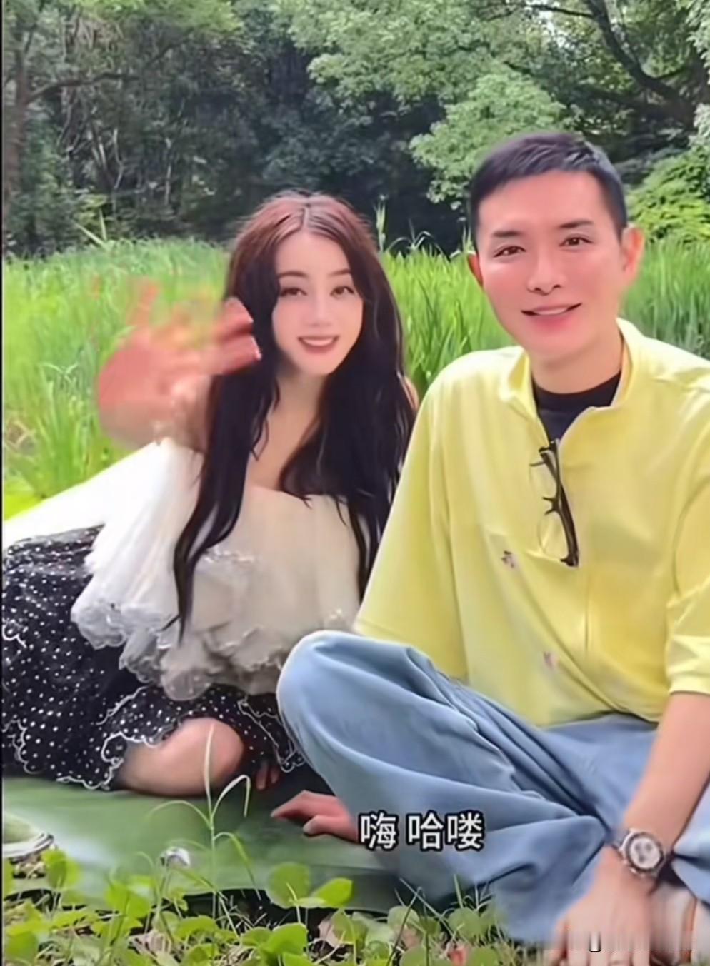 我发现热巴的人缘不是一般的好，有一次刘诗诗和刘冲合影，就感觉刘冲在“揩油””很讨