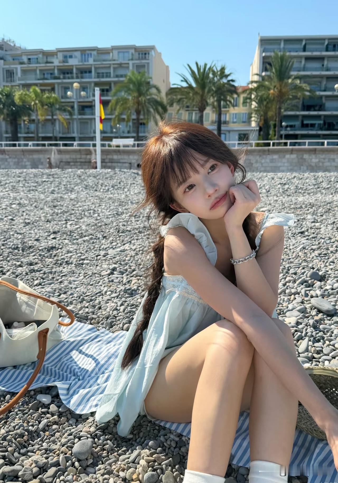 女孩在海滩上晒太阳，心情好放松。