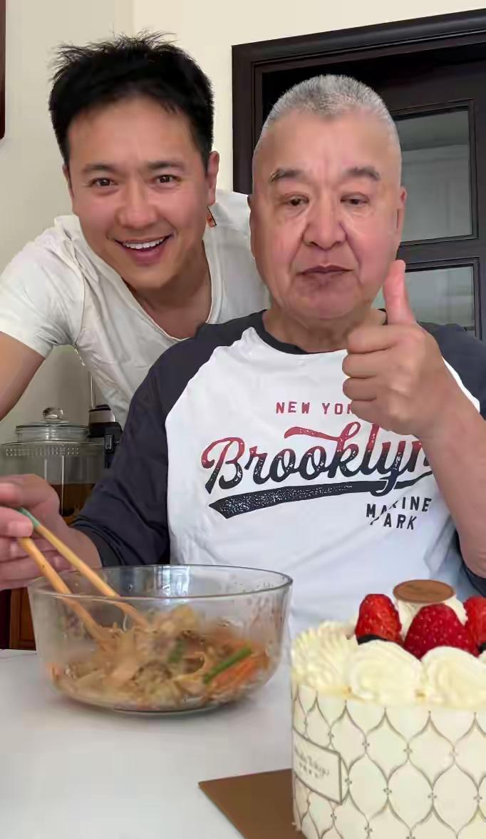 高云翔低调为父亲庆生，在家亲自为父亲做长寿面，准备小蛋糕，父亲吃了长寿面对镜头竖
