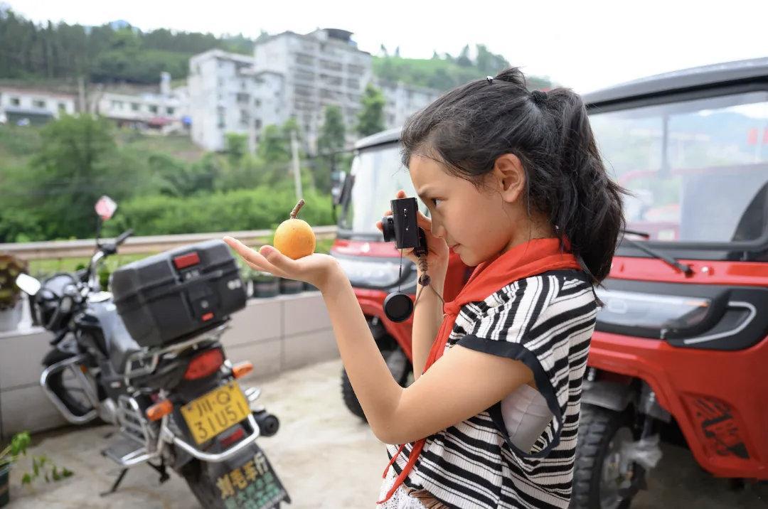 九丝这个摄影展童年味满满擦亮小小镜头定格家乡美好小小镜头承载孩童心愿，参展作品均