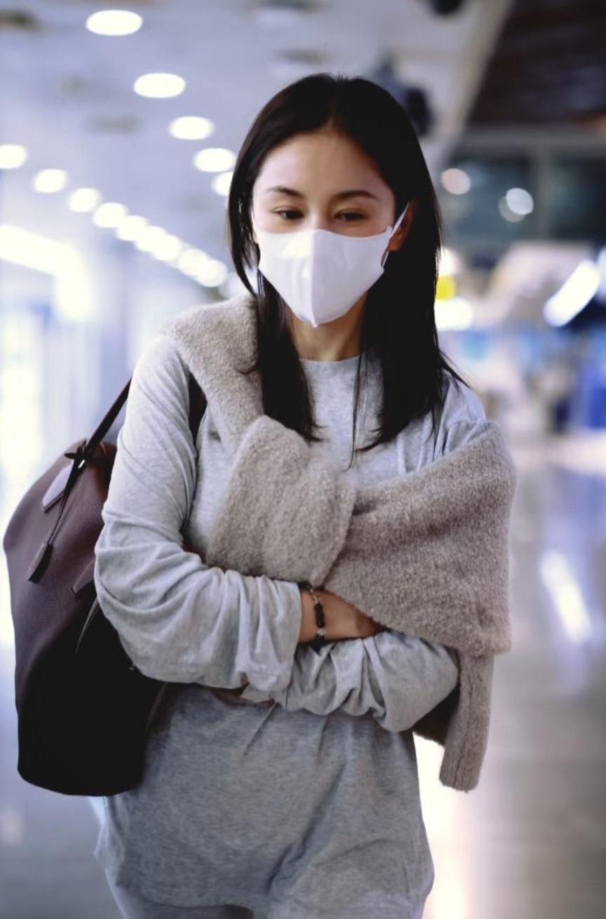 王子文穿个开衫上机场，没喊口号，没摆姿势，腰一折，腿就长了七厘米。Dior还没