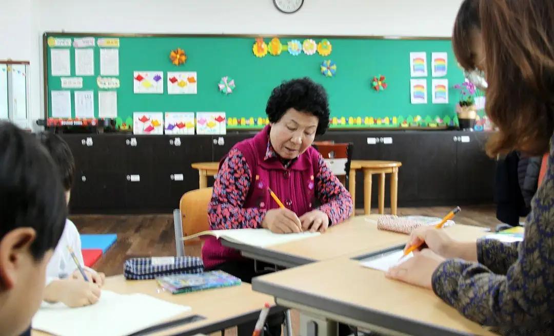 教研组长在会上一拍桌子，“老教师要带头上示范课，不管年龄大小都得上”，这话像块石