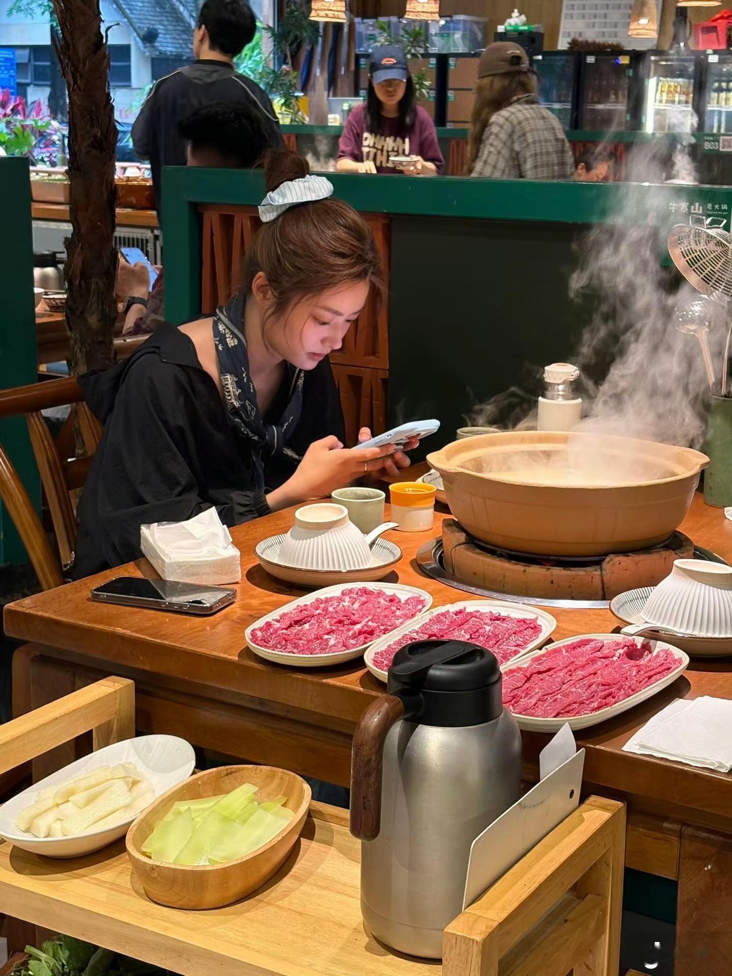 哇塞，全西双版纳都在偶遇这个萌萌的徐若晗，真是宝藏女孩👧