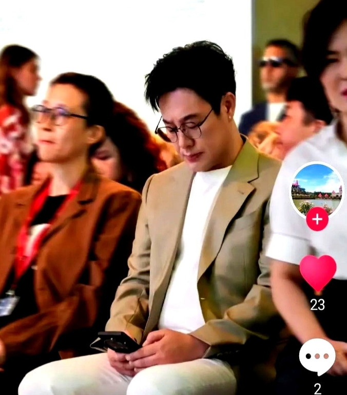 全场死寂三秒。就因为他拿中文，慢悠悠地说了句“我是中国演员，张颂文”。我