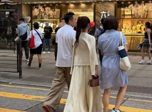 汪小菲马筱梅的衣品穿搭自在最重要，皱褶也挡不住自信的气场呀！风格独特也挺好～