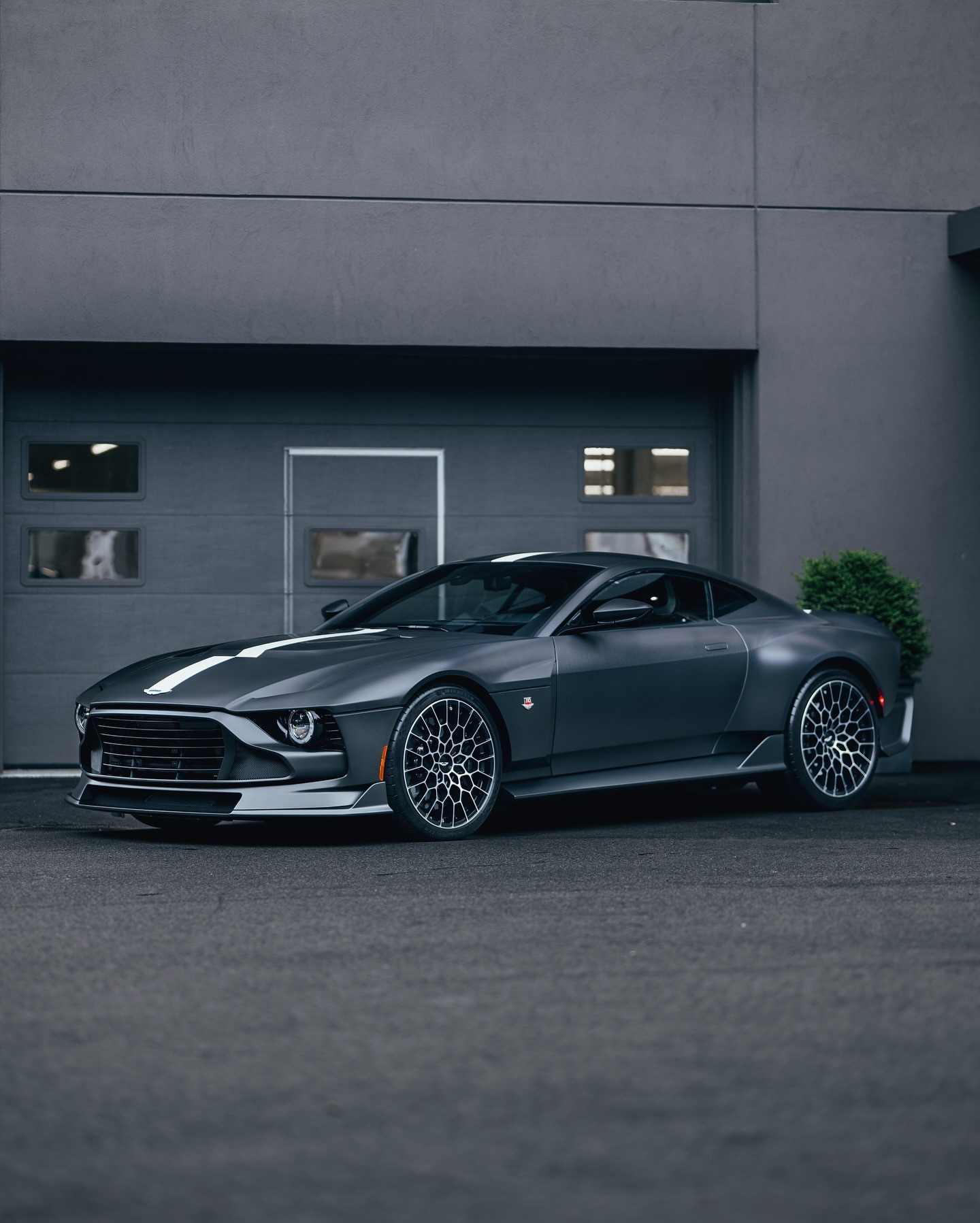 在全球建造的110辆AstonMartinValours中，只有三辆配备了全