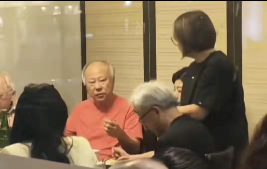 大佬又如何，一样难逃“血脉压制”！黄仁勋连夜飞回台湾，跟大哥一家和父母一起聚