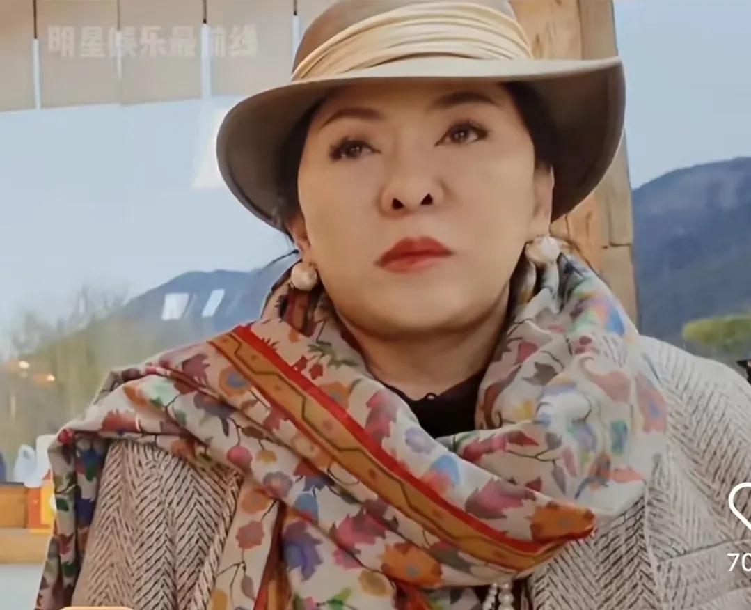 向太看着不好惹，但看了她的一路繁花真人秀，觉得她就是个直爽老太太。比如，她说这