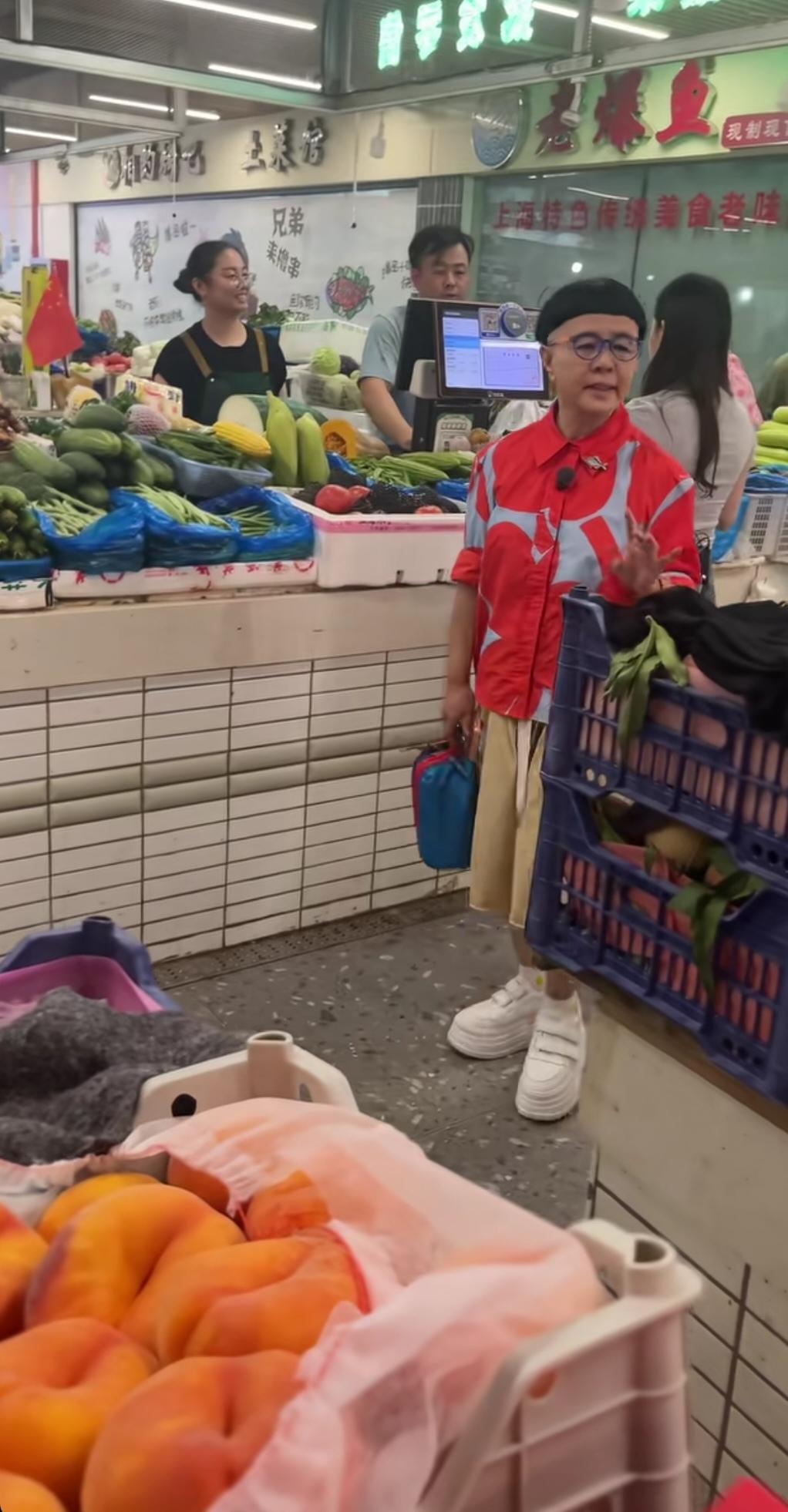 菜场偶遇金龟子，经典锅盖头配亮眼红衬衫，站在蟠桃摊前认真挑果讲解，随性亲切透着生